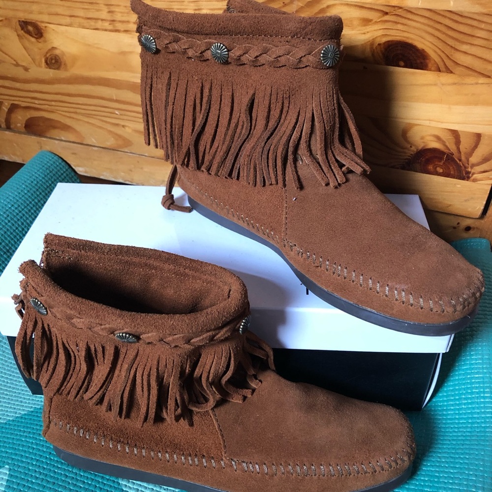 Beautiful boots Minnetonka size 7